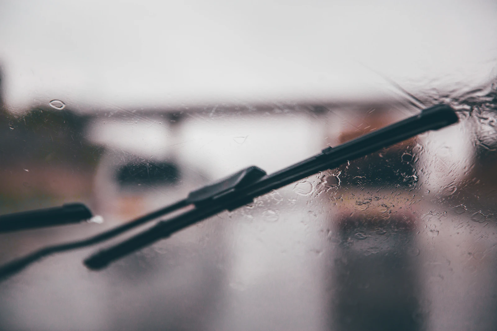 Edge crack in vehicle glass
