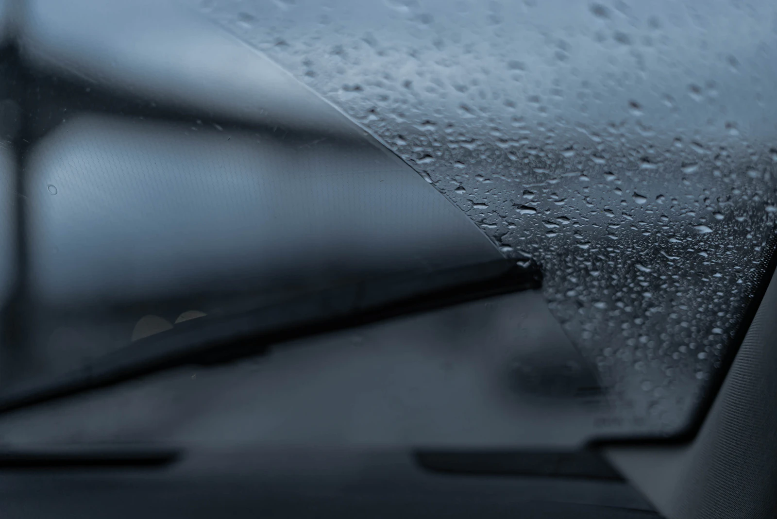 Edge crack in vehicle glass